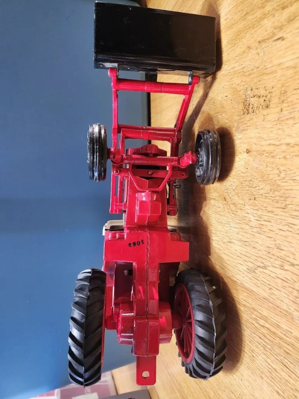 Ertl International 1586 Tractor with Endloader 1/16 scale w/scoop Die cast metal
